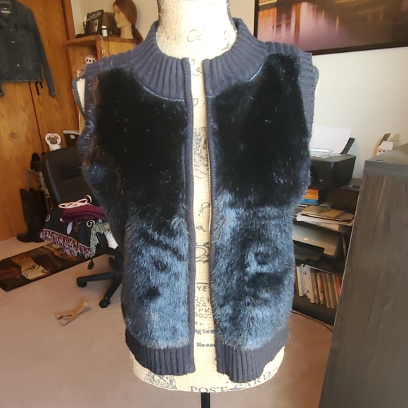 52 weekends size Medium black faux fur zip up vest - Picture 6 of 8